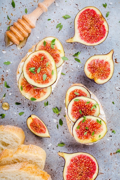 Bruschetta mit Ricotta, frischen Feigen, Honig und Thymian, Nahaufnahme