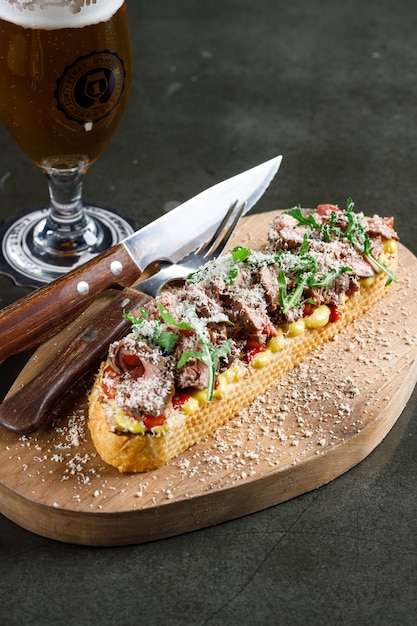 Bruschetta mit Roastbeef und gebackener Paprika