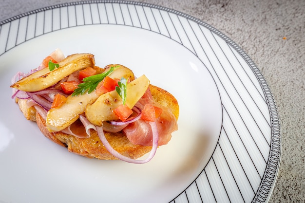 Bruschetta mit Schinken und Tomaten