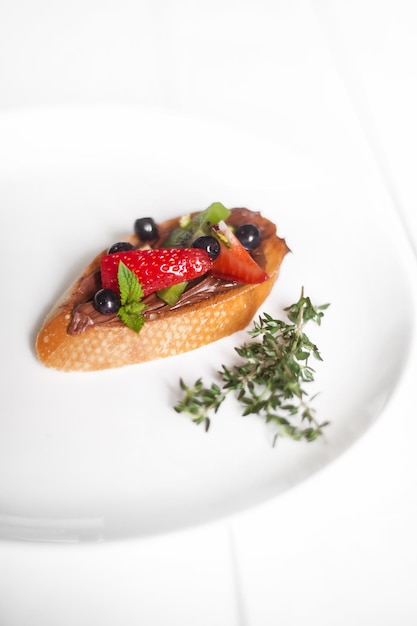 Bruschetta mit Schokolade und Erdbeeren