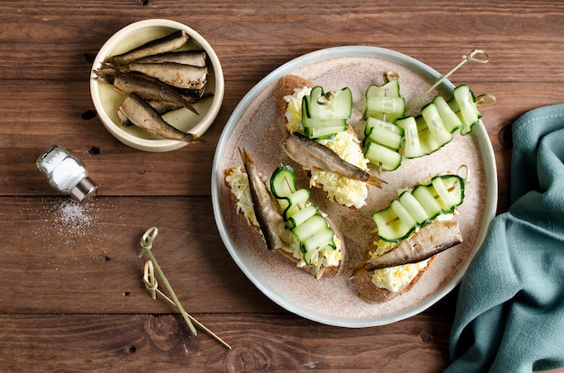 Bruschetta mit Sprotten, Ei und Gurke