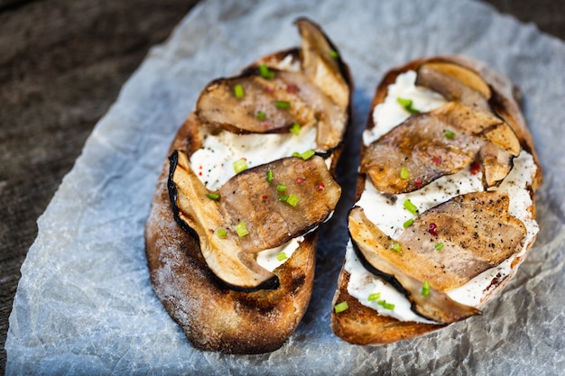 Bruschetta mit Steinpilzen und Weichkäse