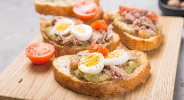 Bruschetta mit Thunfisch-, Tomaten-, Ei-Avocado-Aufstrich.