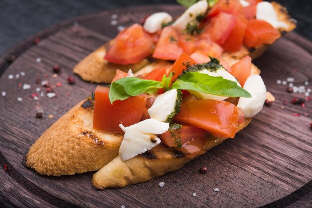 Foto bruschetta mit tomate und mozzarella