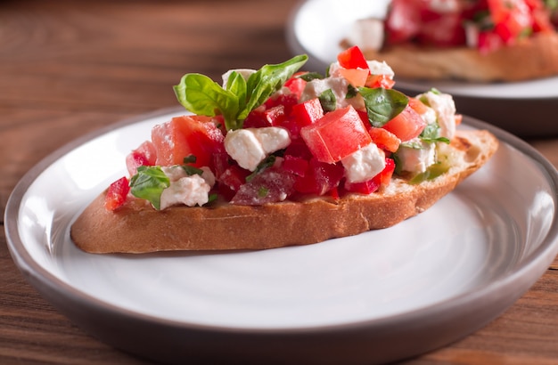 Bruschetta mit tomaten, feta und basilikum