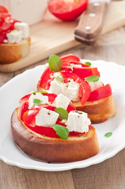 Bruschetta mit Tomaten, Feta und Basilikum