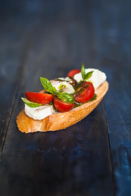 Bruschetta mit Tomaten, Mozzarella und Basilikum