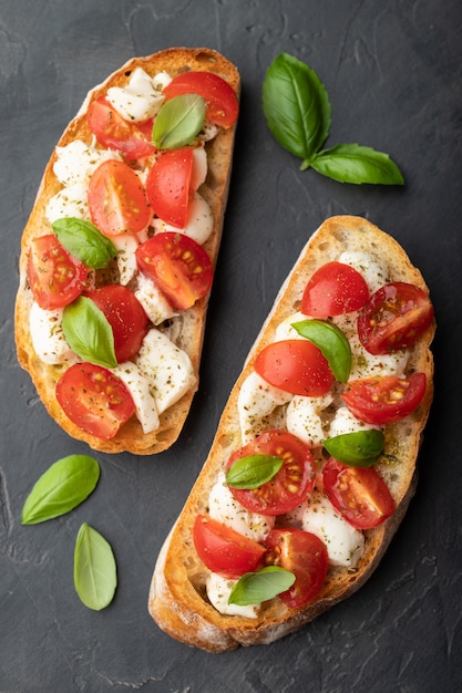 Bruschetta mit Tomaten, Mozzarella und Basilikum.