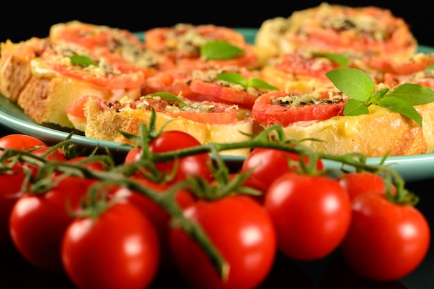 Bruschetta mit Tomaten, Parmesan, Olivenöl, Schinken und Oregano