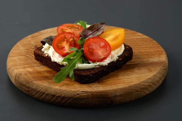 Bruschetta mit Tomaten, Rucola und Weichkäse