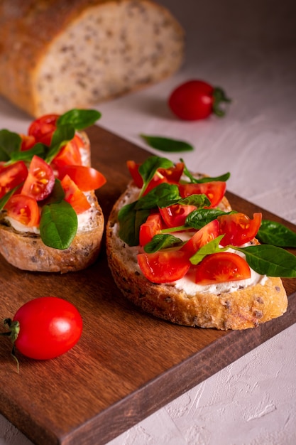 Bruschetta mit Tomaten und Spinat zum Frühstück