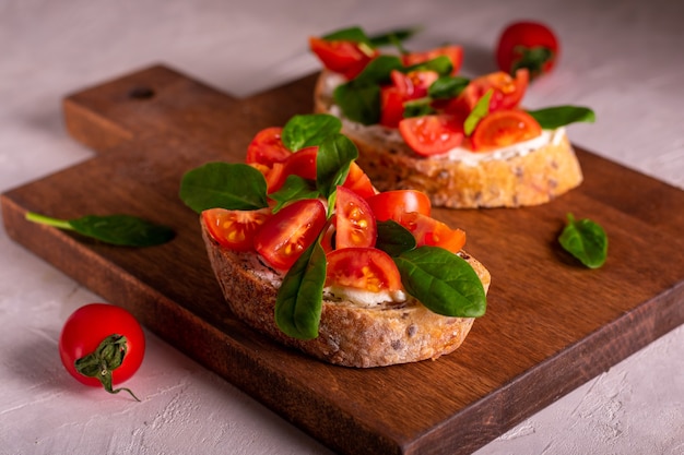 Bruschetta mit Tomaten und Spinat zum Frühstück