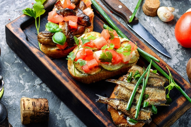 Bruschetta mit verschiedenen Belägen