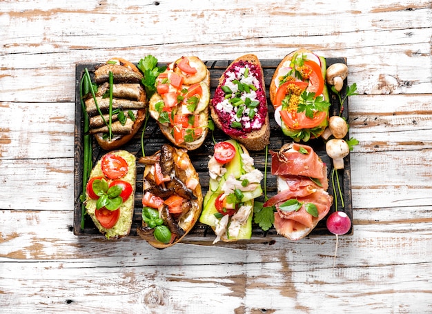 Bruschetta mit verschiedenen Belägen