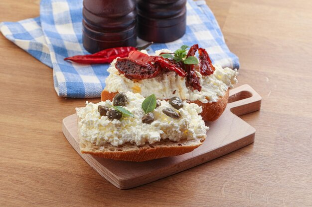 Bruschetta mit weichen Käsekapern und Tomaten