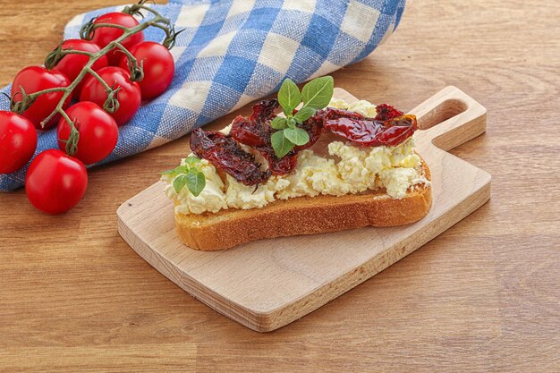 Bruschetta mit Weichkäse und trockener Tomate