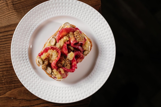 Foto bruschetta con mostaza francesa y pepinillos