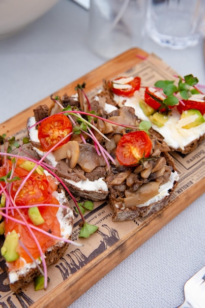 Bruschetta no pão preto com salmão