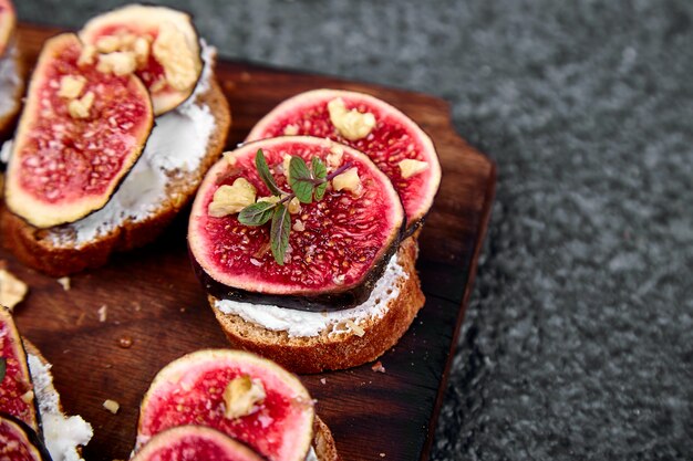 Bruschetta oder Ctostini mit Hüttenkäse, Feigen und Honig.