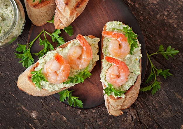 Bruschetta con una pasta de guisantes y camarones