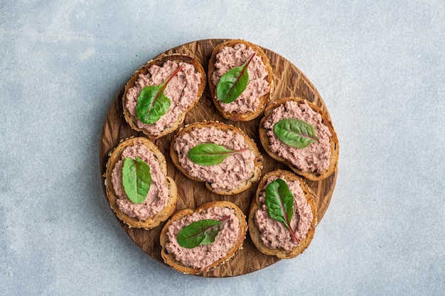 Bruschetta con paté de hígado de pato hecho en casa vista desde arriba