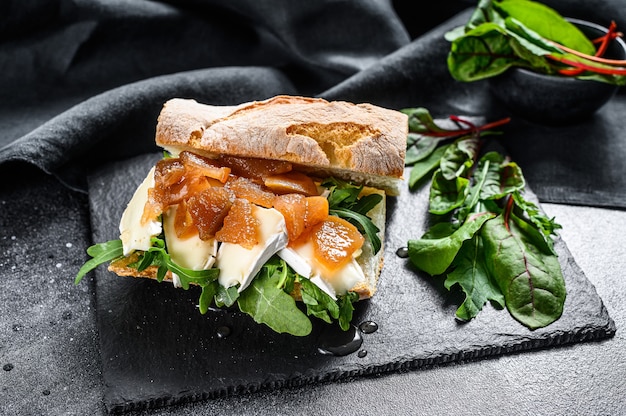 Bruschetta de pera con queso de cabra, acelgas y vinagre balsámico