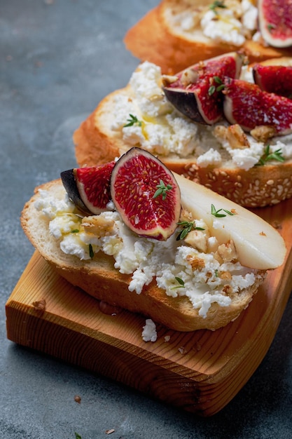 Bruschetta con peras, requesón, higos, tomillo, nueces y miel, aperitivos de vino.