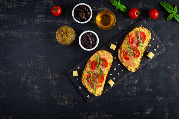 Bruschetta a la plancha con rillettes de pollo, jamón y hierbas. Deliciosas tostadas con paté de pollo y diferentes aperitivos.