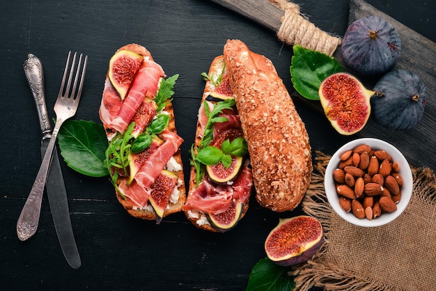 Bruschetta con prosciutto, higos frescos y queso En el fondo antiguo Comida saludable Espacio libre para texto Vista superior