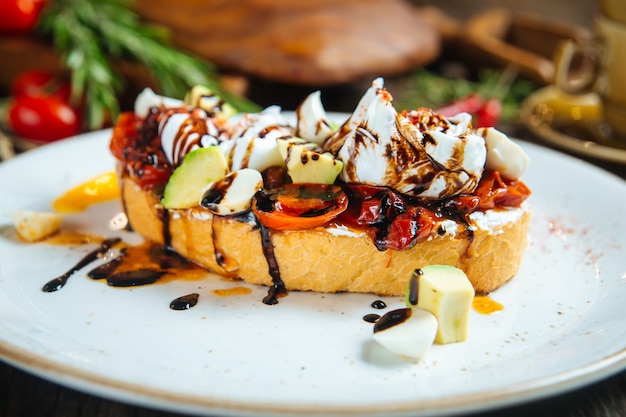 Bruschetta con queso de aguacate y vegetales