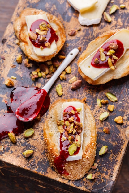 Bruschetta con queso brie y mermelada de frambuesa