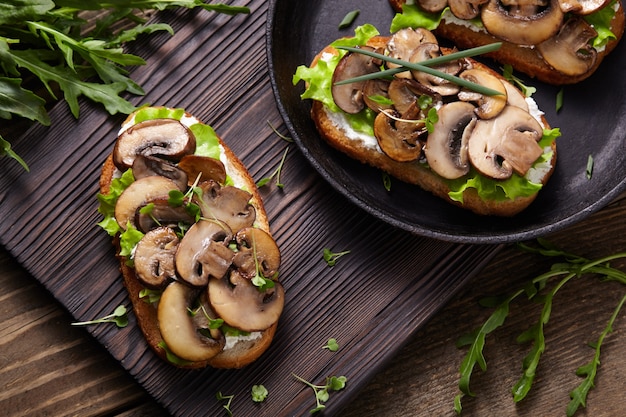 Foto bruschetta con queso y champiñones