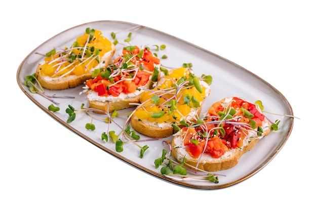 Bruschetta con queso crema y pimiento morrón asado multicolor