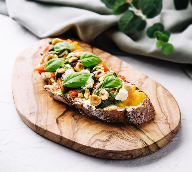 Bruschetta con queso pesto de avellanas y albahaca