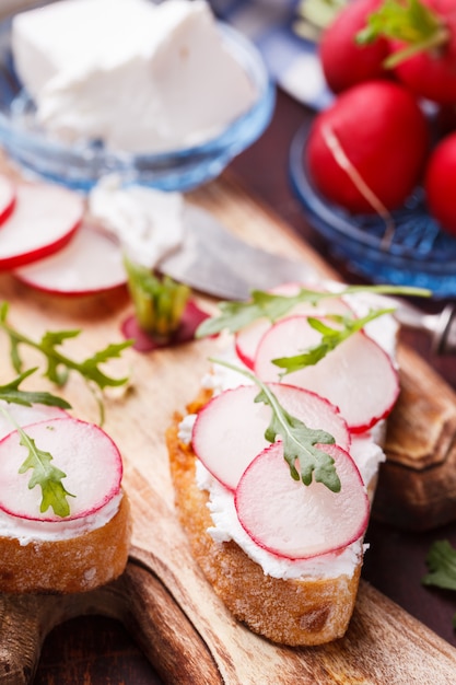 Bruschetta con rábanos, queso feta y rúcula