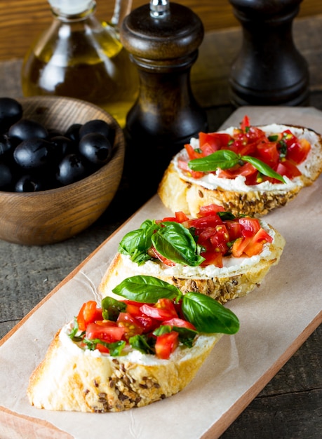 Bruschetta recién hecho de tomate y queso.