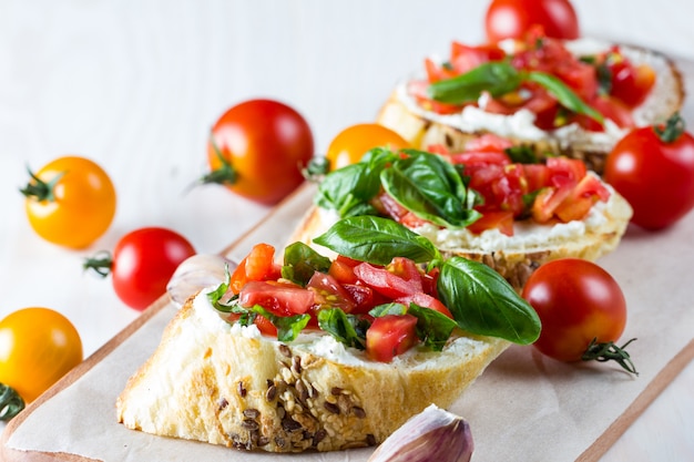 Bruschetta recién hecho de tomate y queso.