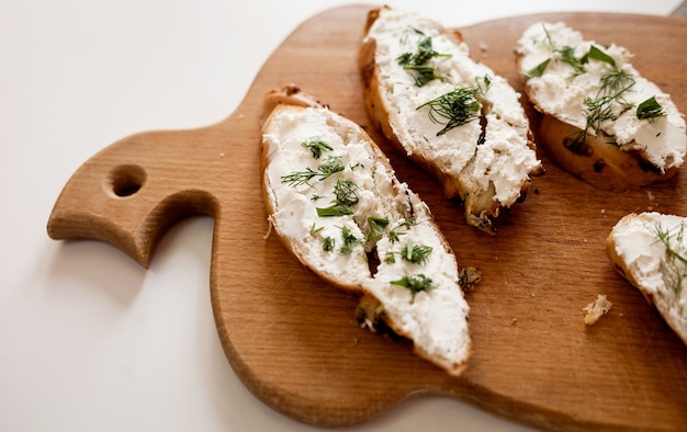 Bruschetta con requesón y hierbas en una tabla