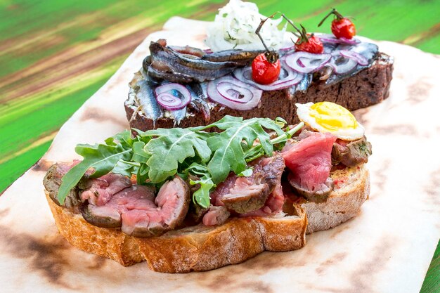 Bruschetta con rosbif y espadín