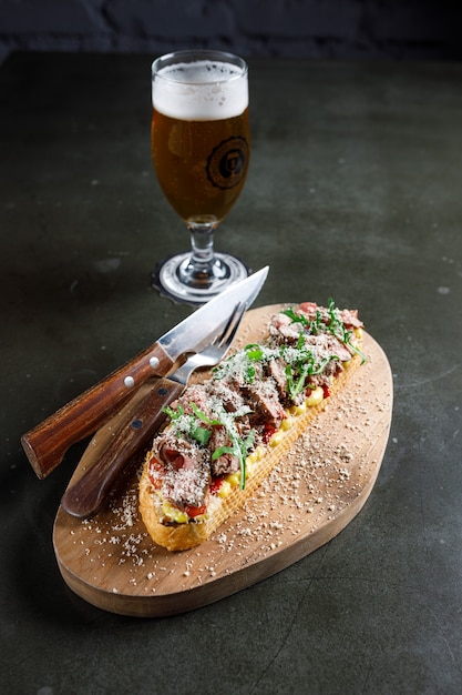 Bruschetta con rosbif y pimientos horneados