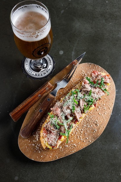 Bruschetta con rosbif y pimientos horneados