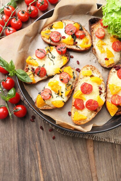 Bruschetta saborosa com tomate na panela na velha mesa de madeira