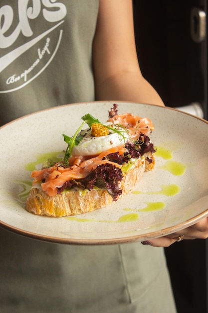 Bruschetta con salmón y foto de huevo escalfado para el menú