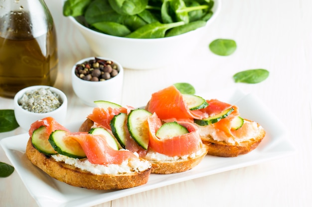 Bruschetta de salmón, pepino y queso crema.