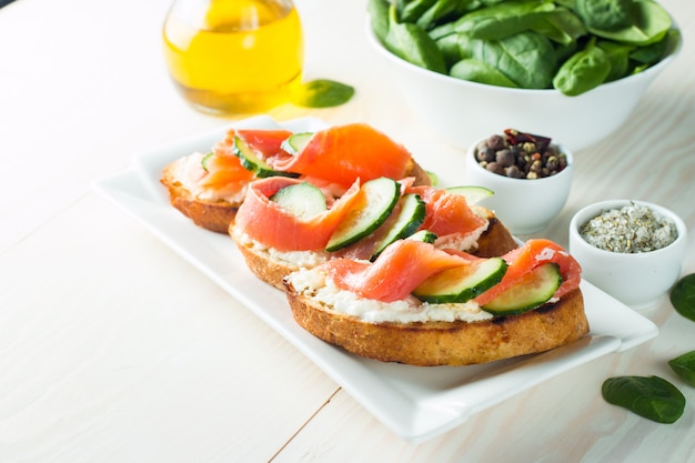 Bruschetta de salmón, pepino y queso crema.