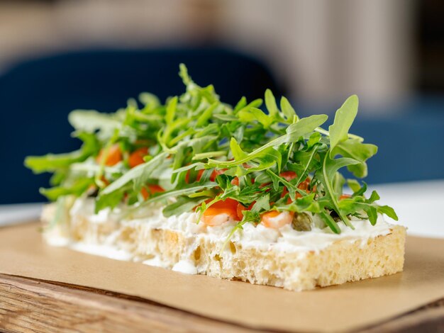 Bruschetta con salmón y rúcula