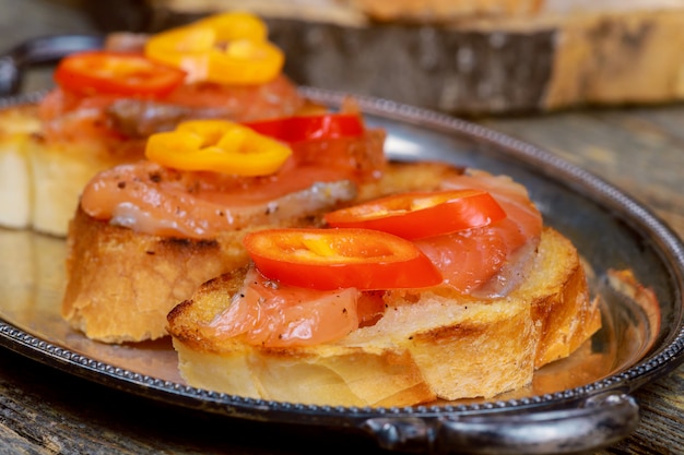 Bruschetta Con Salmón