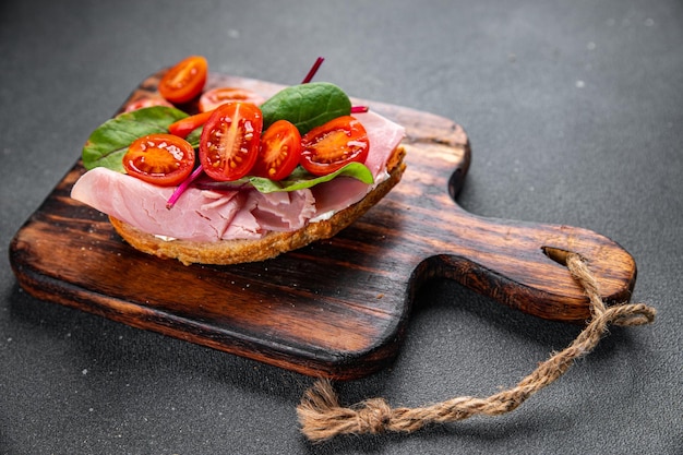 Bruschetta sanduíche de tomate presunto alface lanche comida lanche na mesa cópia espaço comida