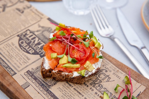 Bruschetta sobre pan negro con salmón