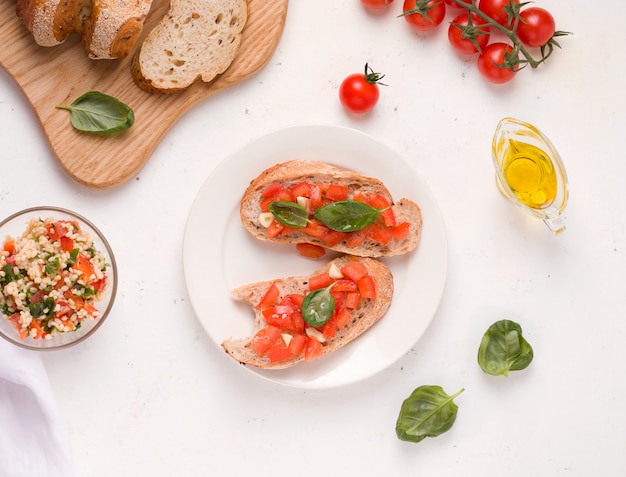 Bruschetta con tomate, albahaca y ajo.